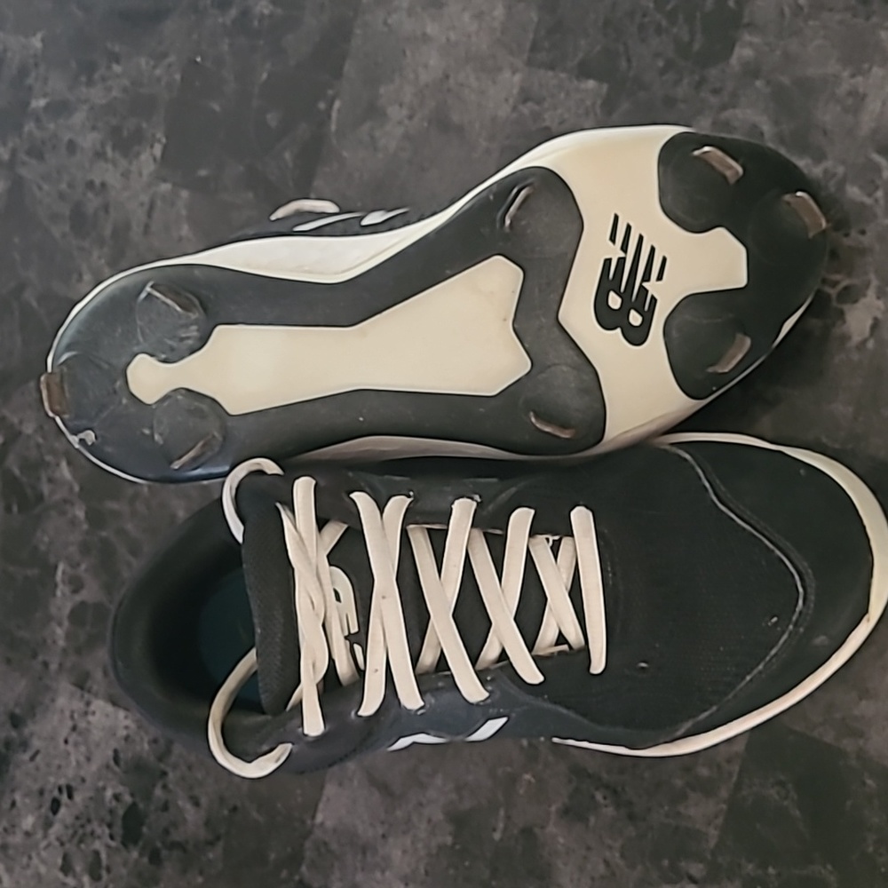 New Balance Boys size 5.5 black and white athletic baseball metal cleats